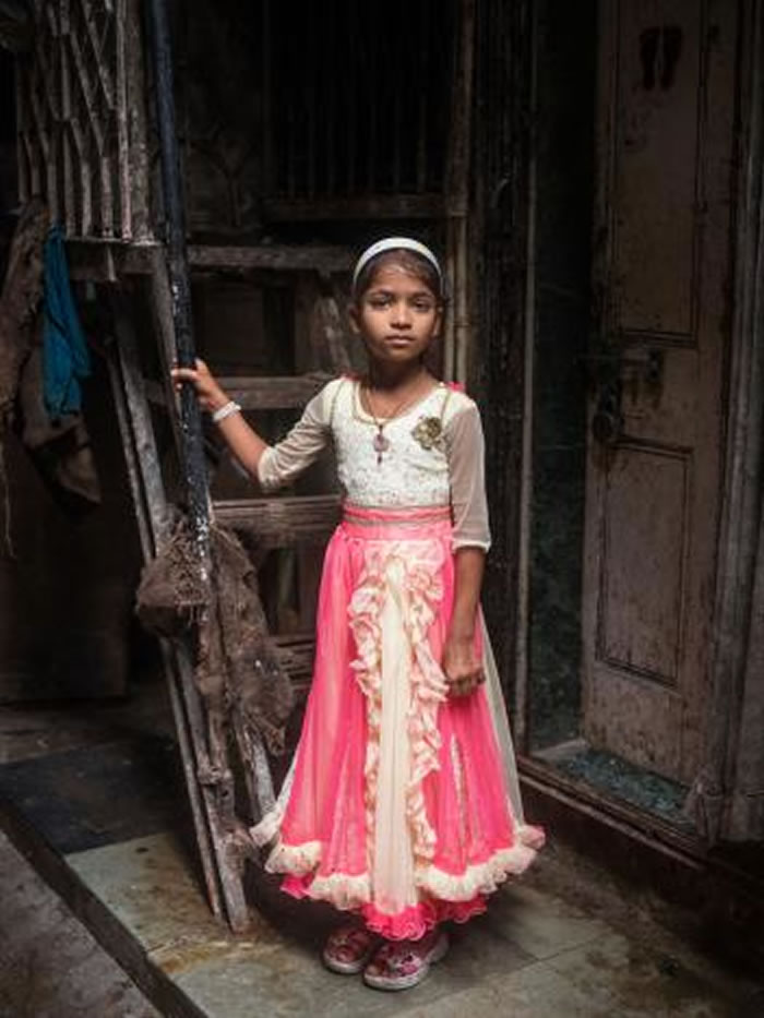 ӡ������ƶ��ߵľ�����˹��ŮͯѦ�ˣ�Nasreen Sheikh������˵�������뵱ҽ��������Լ�����������׬Ǯ���ҡ� / PHOTOGRAPH BY ROBIN