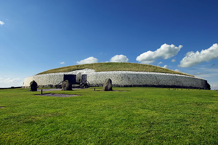 爱尔兰的纽格莱奇墓(Newgrange),约建于公元前三千两百年的新石器时代,比巨石阵还早上千年。