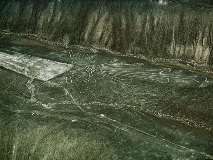 公元前800年至100年生活在秘鲁的帕拉卡斯人,在沙漠地表上绘出图案,其线条连接到每年冬至面向日出的山丘。