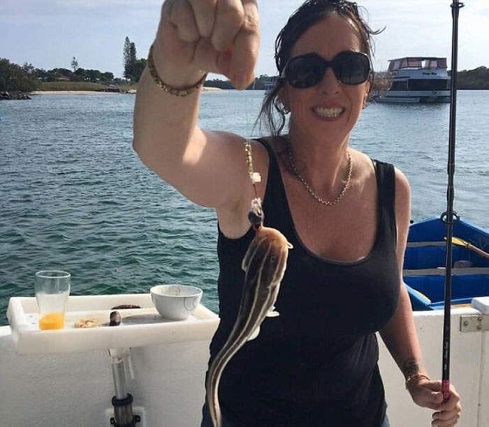 肖特钓到一条声称很像特朗普的鱼。