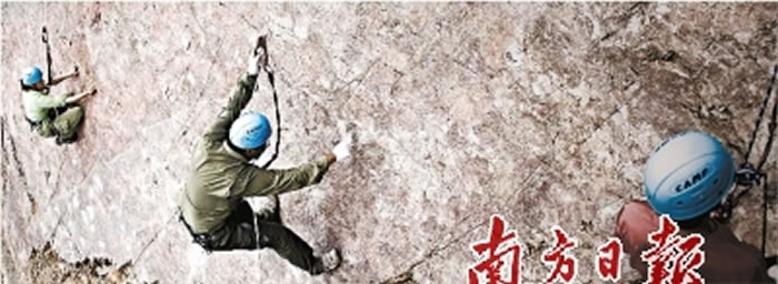 邢立达和同行攀附在陡峭的岩壁上寻找恐龙化石。