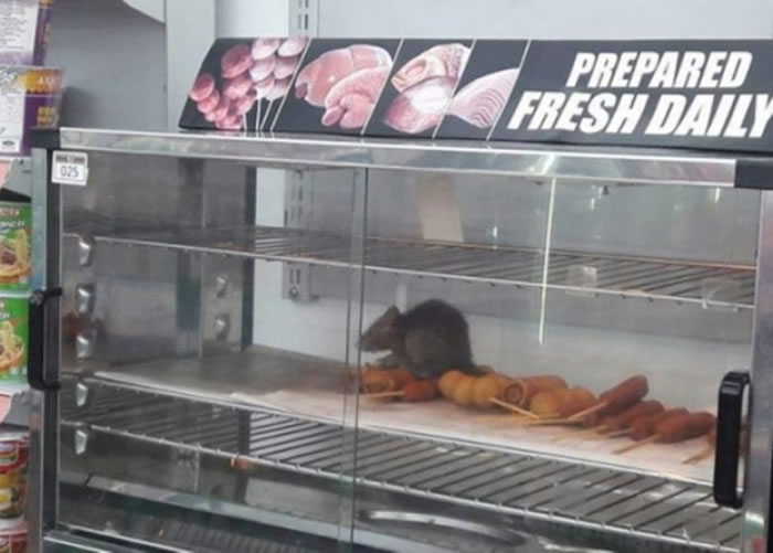 网传照片可见,老鼠出现在熟食专柜。