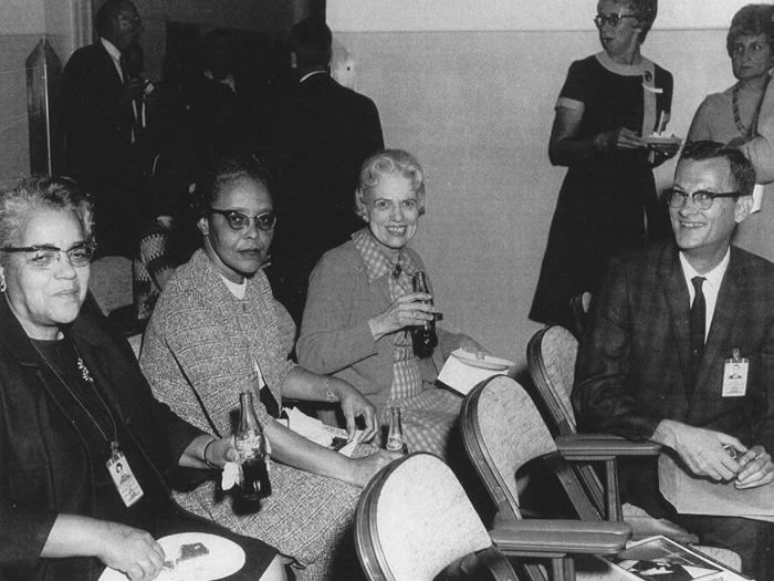 桃樂斯.范恩(Dorothy Vaughan,左一)在朗利研究中心的計算部門工作,這個部門位於離中心較遠的西側建築。之後她被拔擢為部門主管,成為美國國家航空諮詢