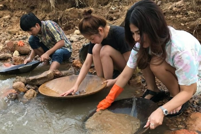 美少女也加入淘金行列。