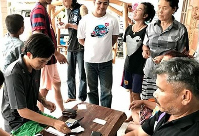 淘金者(左)向买家(右)出售金沙或金粒。