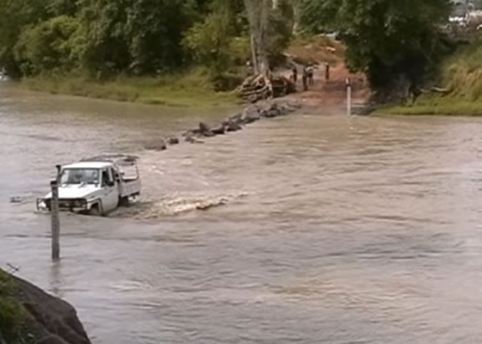 民众可选择驾车过河,此做法相对安全。