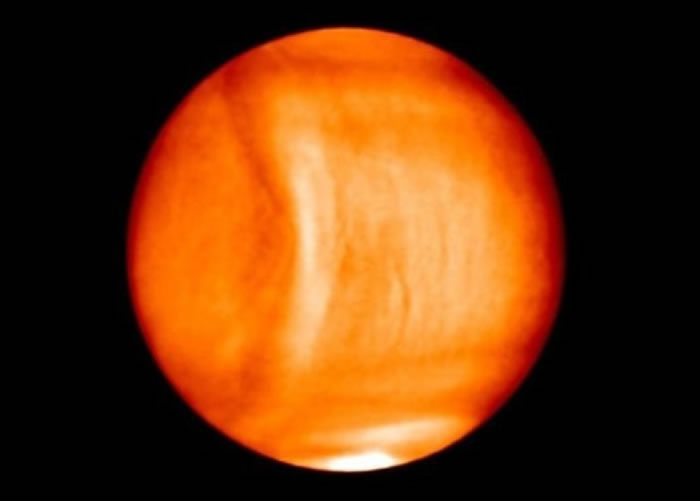 弓状云出现在图中金星的中间偏左位置,纵贯南北。