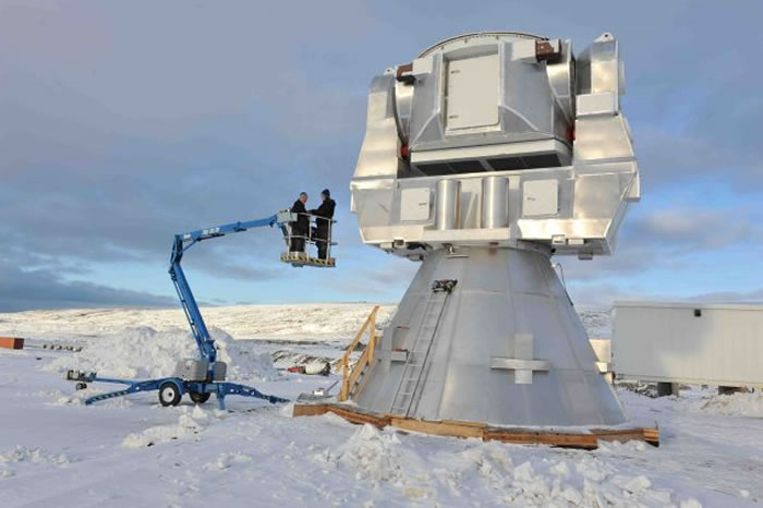 天线底座部分的组装,直接在户外进行:地面先铺一层沥青、沥青上制作木头底座、木座上再放置钢制底座(白色),钢座上堆叠锥形底座(灰色,里面是空心的,外面包覆的是铝板