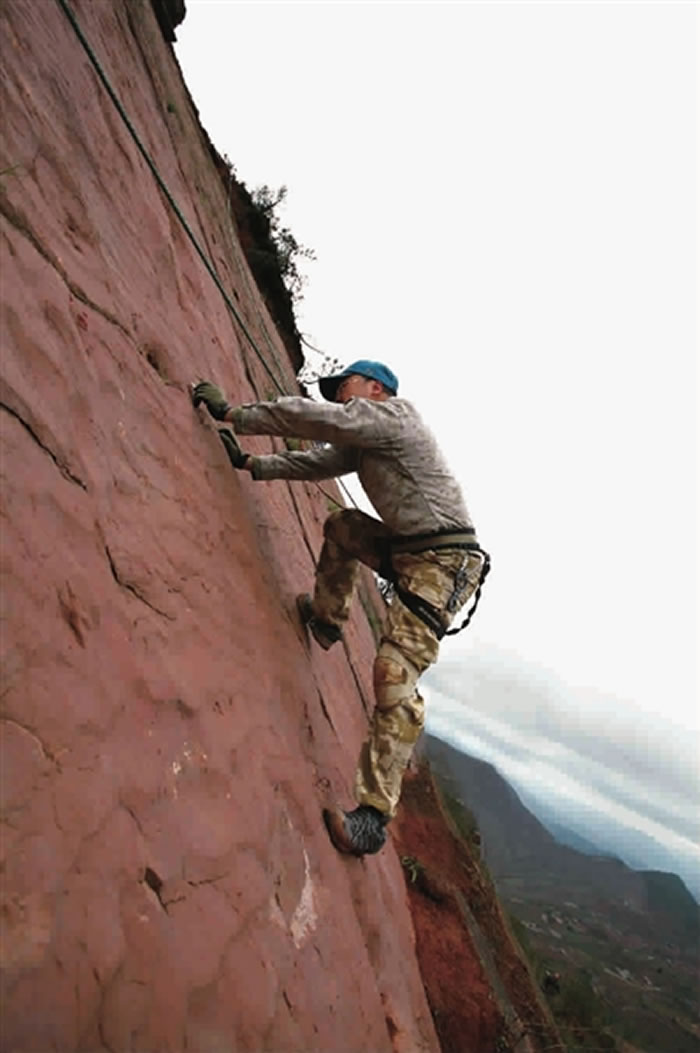邢立达在四川昭觉悬崖上观察恐龙足迹