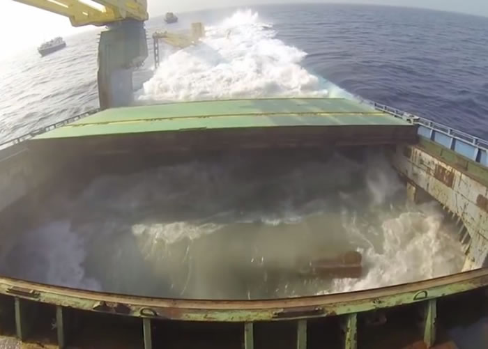 多个镜头拍下货柜船被炸沉的情况。