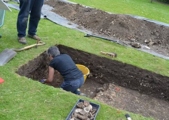 工作人员小心挖掘