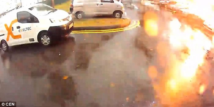 �¼����ͻ��������̳���ͻȻ��������ֱ�����澪��һ��