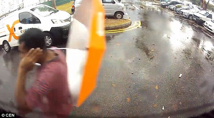 �¼����ͻ��������̳���ͻȻ��������ֱ�����澪��һ��