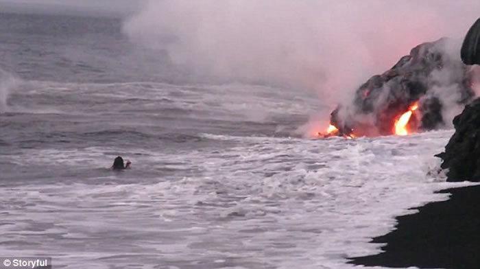 火山岩浆流入海中 美国夏威夷男子旁边游泳自拍