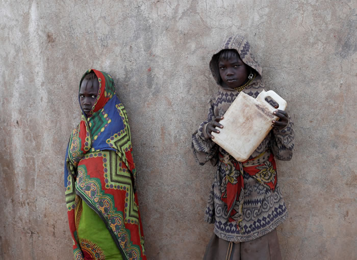 肯尼亚居民受旱没水喝。