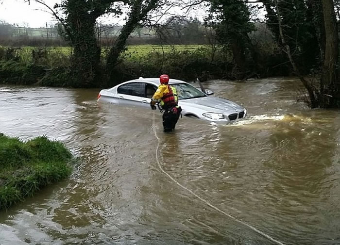 救援人员拉出车辆。