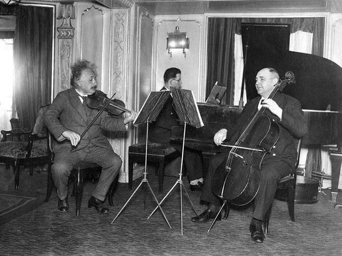 ����˹̹���������ּ����ѣ�����һ�������ϰ�����֡� Photograph by ullstein bild via Getty Images