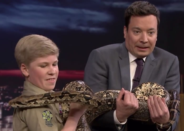 罗伯特(左)与法伦(右)一起手持巨蛇。