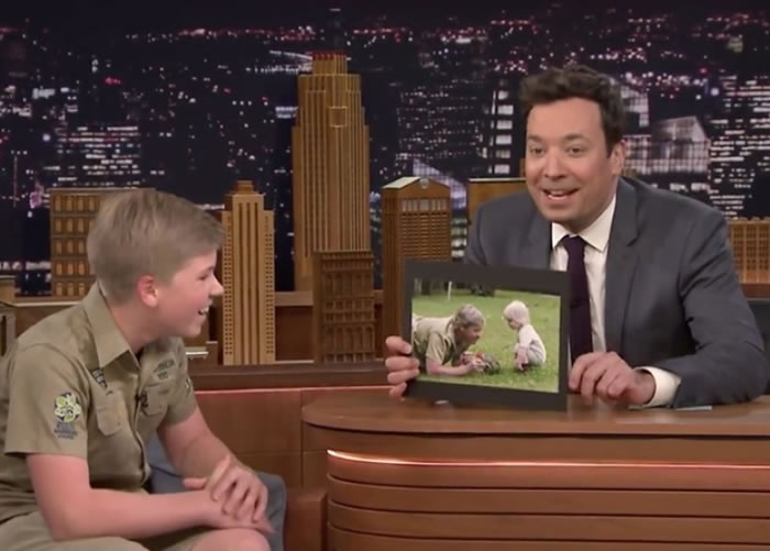 法伦(右)展示罗伯特儿时与父亲的合照。