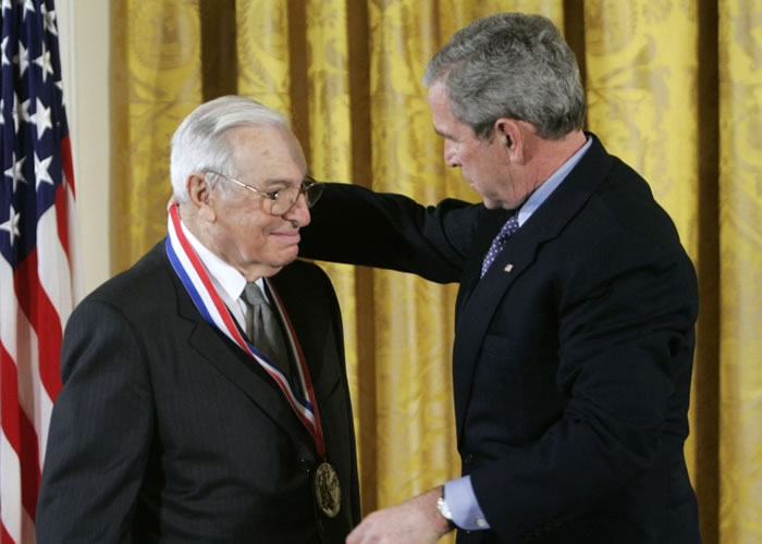 阿罗(左)曾获美国前总统小布殊(右)颁国家科学奖章。(资料图片)