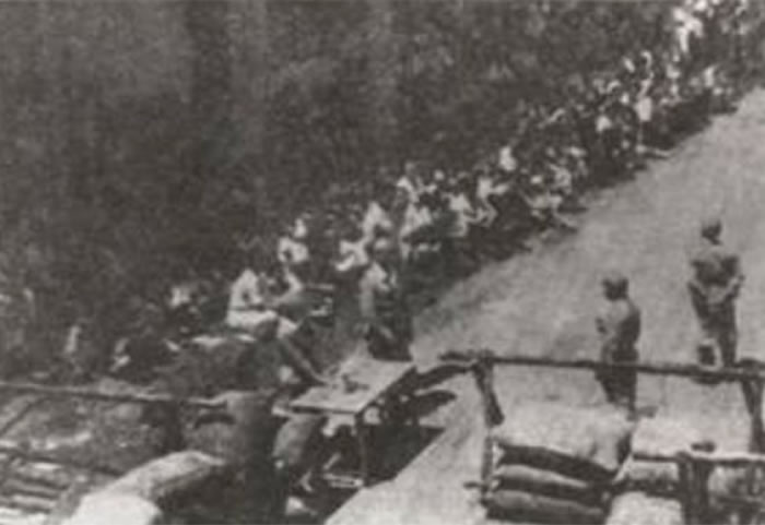 当年日军把被指反日的华人聚集在一起。