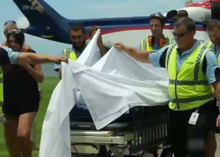 救护员以白布遮挡,以保障伤者私隐。