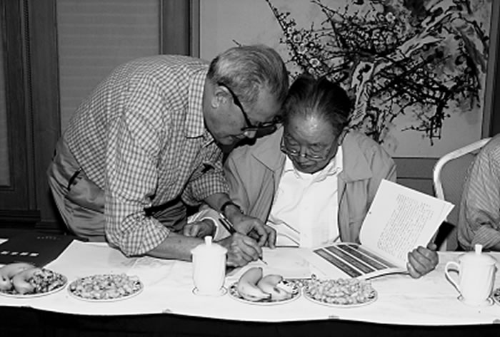 2005年5月,麦英豪(左)向宿白先生请教南越国宫署遗址最近考古成果。