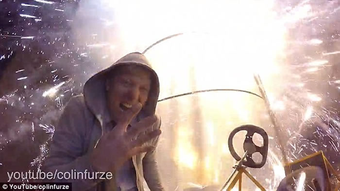 ����ѧ��Colin Furze���ƻ����� ��ȼ�̻�����ҹ��