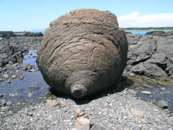 “乳房岩石”是熊本县的一个景点。