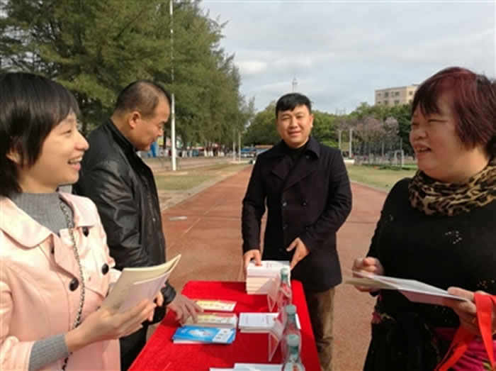 6日上午,市国土资源局联合相关部门在中山广场开展《河源市恐龙地质遗迹保护条例》宣传活动。