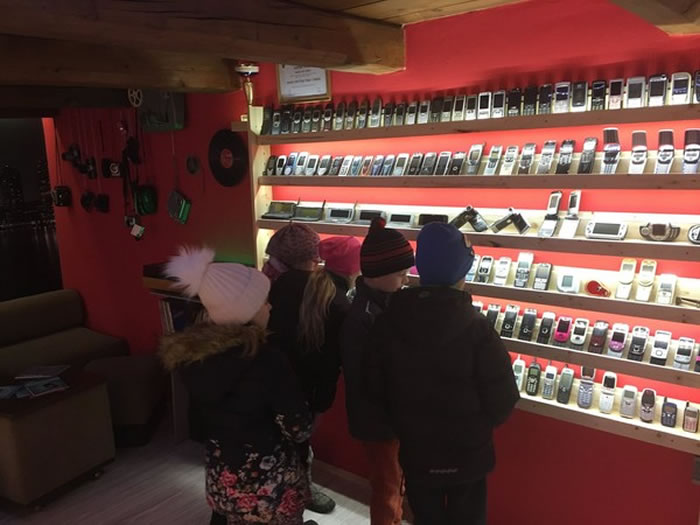 斯洛伐克男子收藏超过3500个手机开博物馆