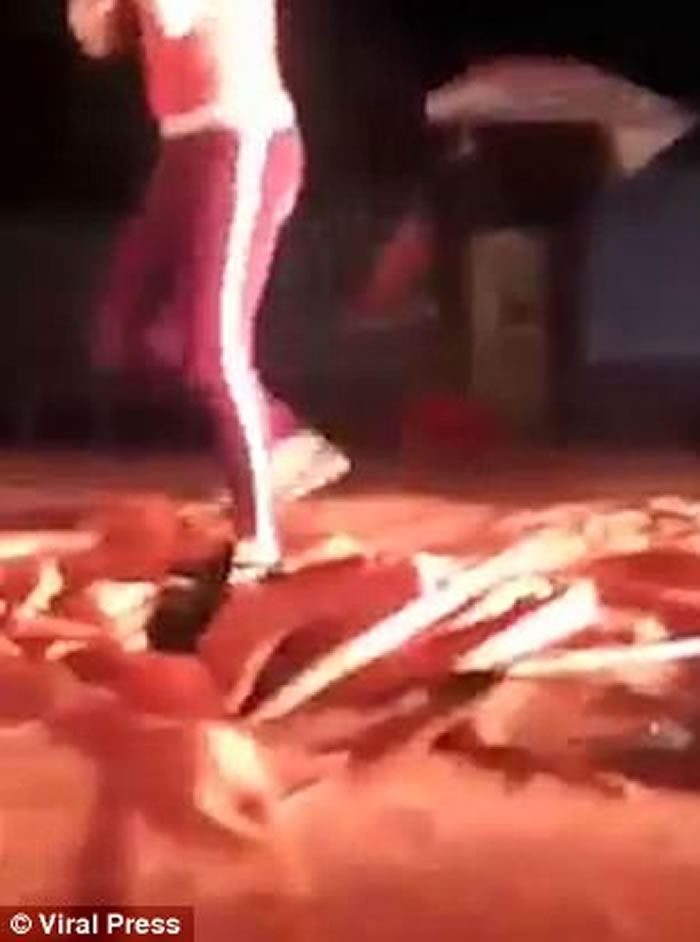 越南马戏团表演者把头伸进鳄鱼嘴巴遭咬烂脸