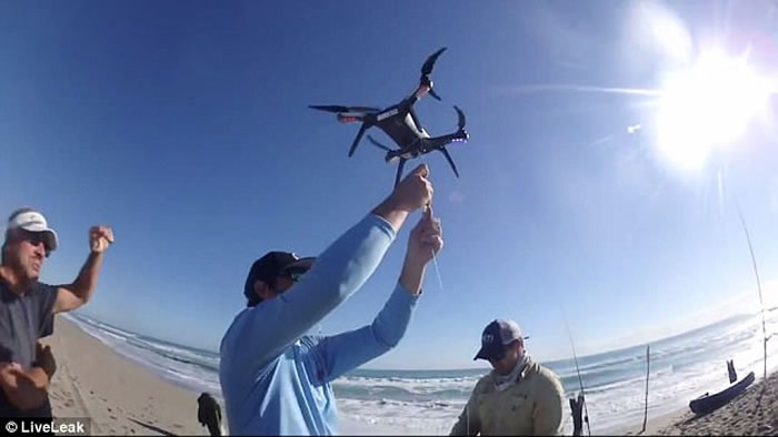 外国渔夫钓鱼新玩法:无人机出动钓到鲨鱼