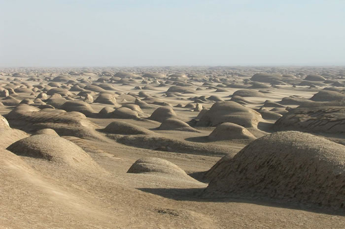 位于青藏高原北部的柴达木盆地, 是中国海拔最高的盆地,发育着干旱的风沙地貌及大大小小的盐湖。