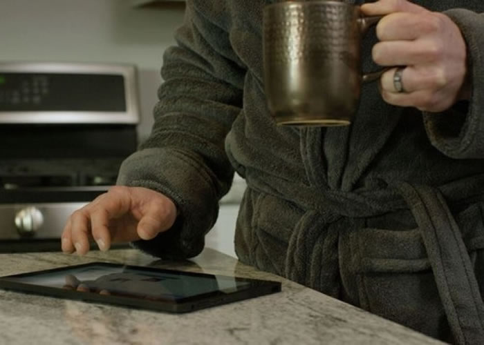 透过应用程式挑选,ThreadRobe就会自行将衣物拣出来。