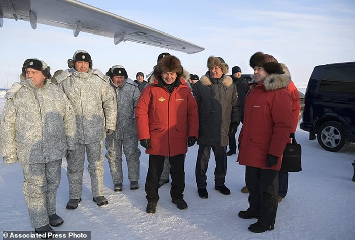 俄罗斯总统普京走访北极并视察冰川 称气候变化不是人类活动所造成