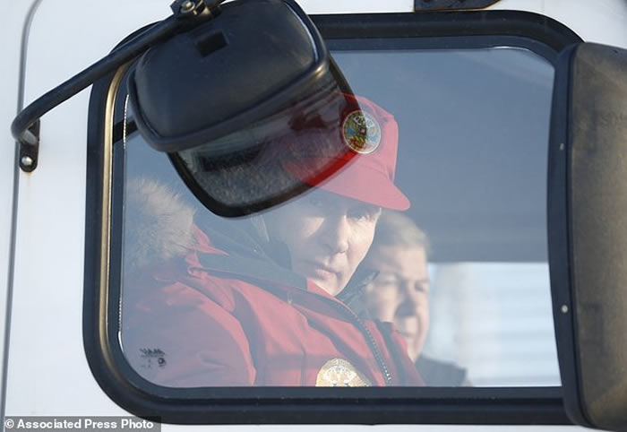 俄罗斯总统普京走访北极并视察冰川 称气候变化不是人类活动所造成