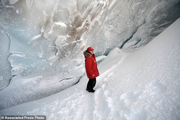 俄罗斯总统普京走访北极并视察冰川 称气候变化不是人类活动所造成