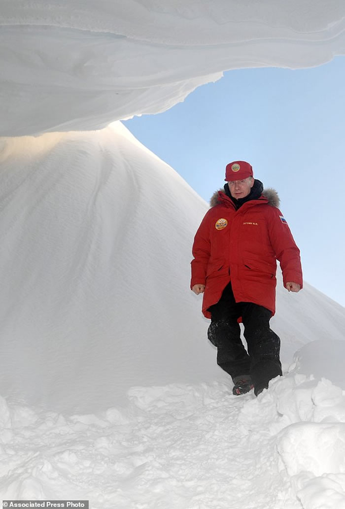 俄罗斯总统普京走访北极并视察冰川 称气候变化不是人类活动所造成