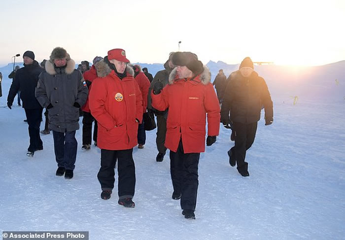 俄罗斯总统普京走访北极并视察冰川 称气候变化不是人类活动所造成