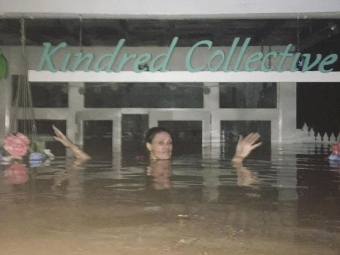 水灾严重,图中女子仅能伸出头部及举起双手求救。