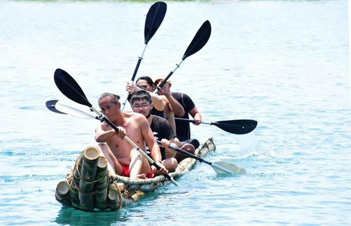 肩负旧石器时代航海实验的竹筏,今天在活水湖展开试划。(庄哲权摄)