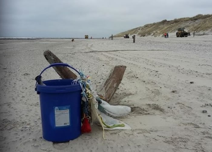 男子拾获瓶中信时,正参与年度的清洁海滩活动。