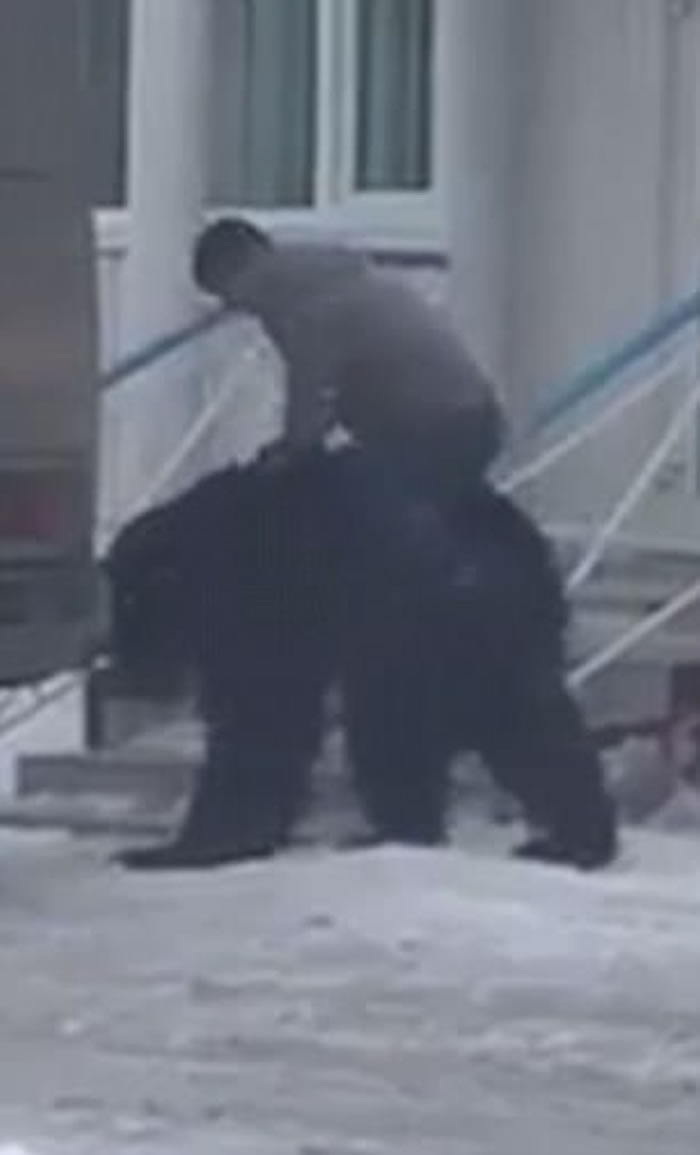 “战斗民族”:俄罗斯男子街头骑黑熊