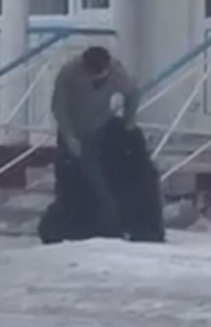 “战斗民族”:俄罗斯男子街头骑黑熊