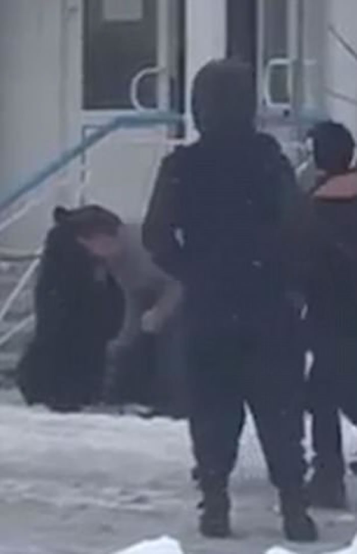 “战斗民族”:俄罗斯男子街头骑黑熊