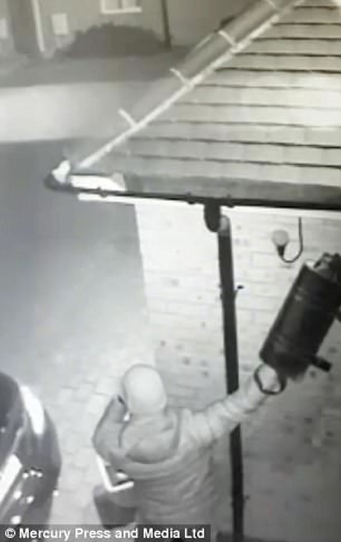 ����͵��������Ӣ�������õ���װ�ø������ڵĳ�Կ��ȥ����͵��