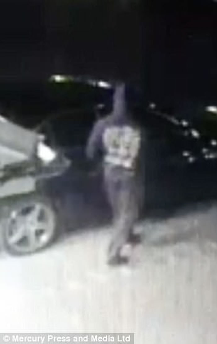 ����͵��������Ӣ�������õ���װ�ø������ڵĳ�Կ��ȥ����͵��