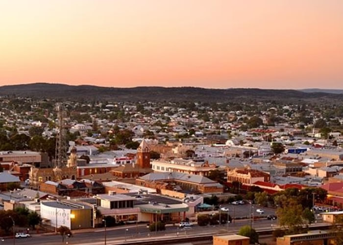 男童驶至布罗肯希尔(图)时被警员截停。