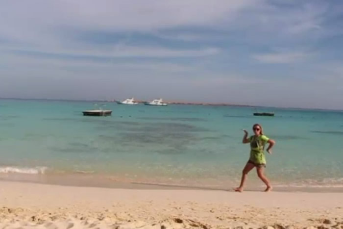 拉塞尔咪嘴兼做搞笑动作。